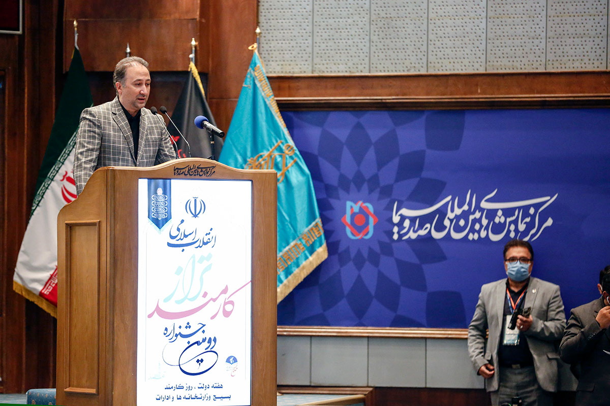 تقدیر از دکتر همتی به عنوان کارمند و مدیر برتر در دومین جشنواره کارمند تراز انقلاب اسلامی/ گزارش تصویری